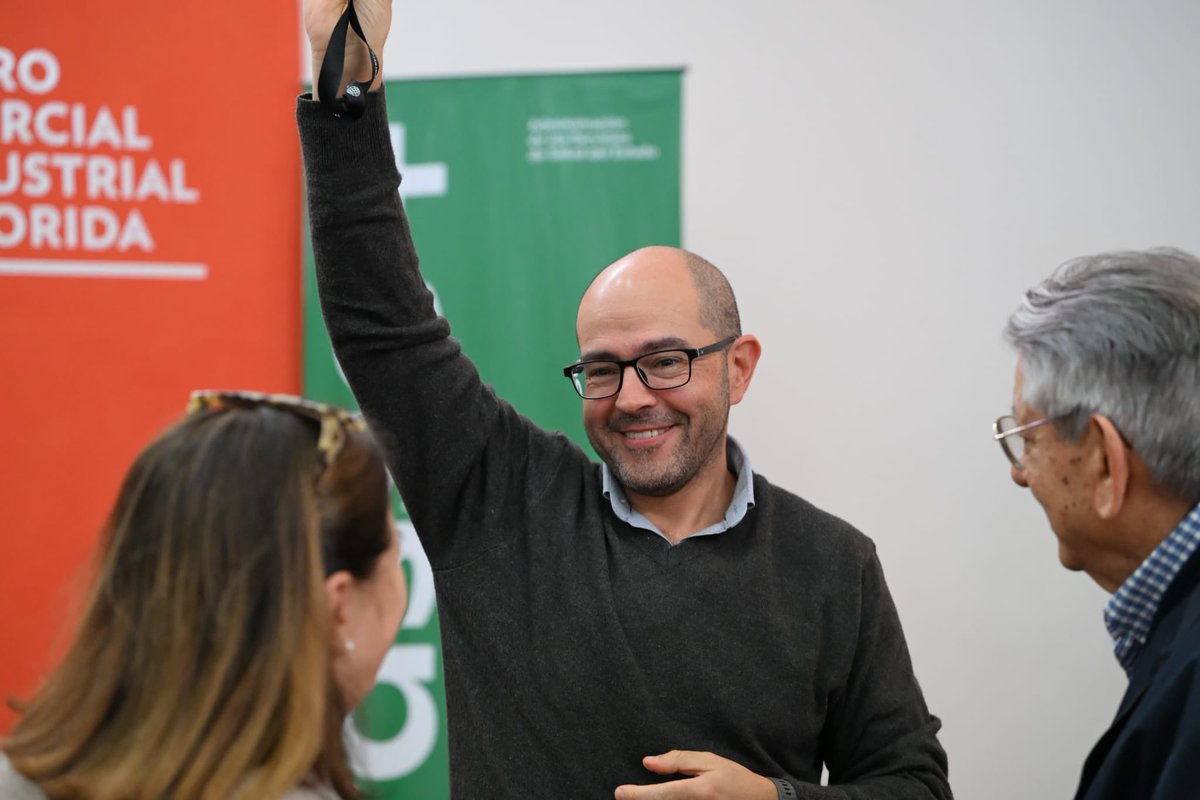 DanzaAlvaro's tweet photo. Hoy lanzamos la Unidad de Cuidados Paliativos de Adultos de Florida, fruto del trabajo de un equipo comprometido, profesional y profundamente humano. Felicitamos al equipo de salud, a la Dirección del Hospital, a la RAP de Florida y a la Dirección Regional por este avance tan importante. Un reconocimiento especial a la Comisión de Apoyo local, que con enorme generosidad donó un vehículo que permitirá fortalecer la atención domiciliaria. ASSE hace más: acercando derechos, cuidados y salud a quienes más lo necesitan. Porque cuidar también es acompañar, aliviar y estar cerca. 

Con prisa y sin pausa.