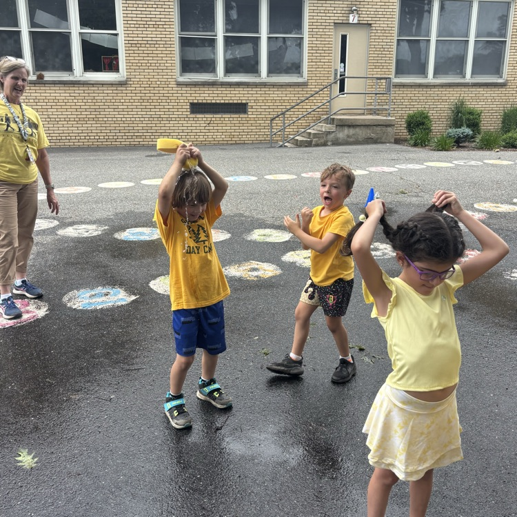 WPSWashington's tweet photo. KK's very first Washington Field Day in the books! Such a great day! 💙💛 https://t.co/PCk6jf0sXX