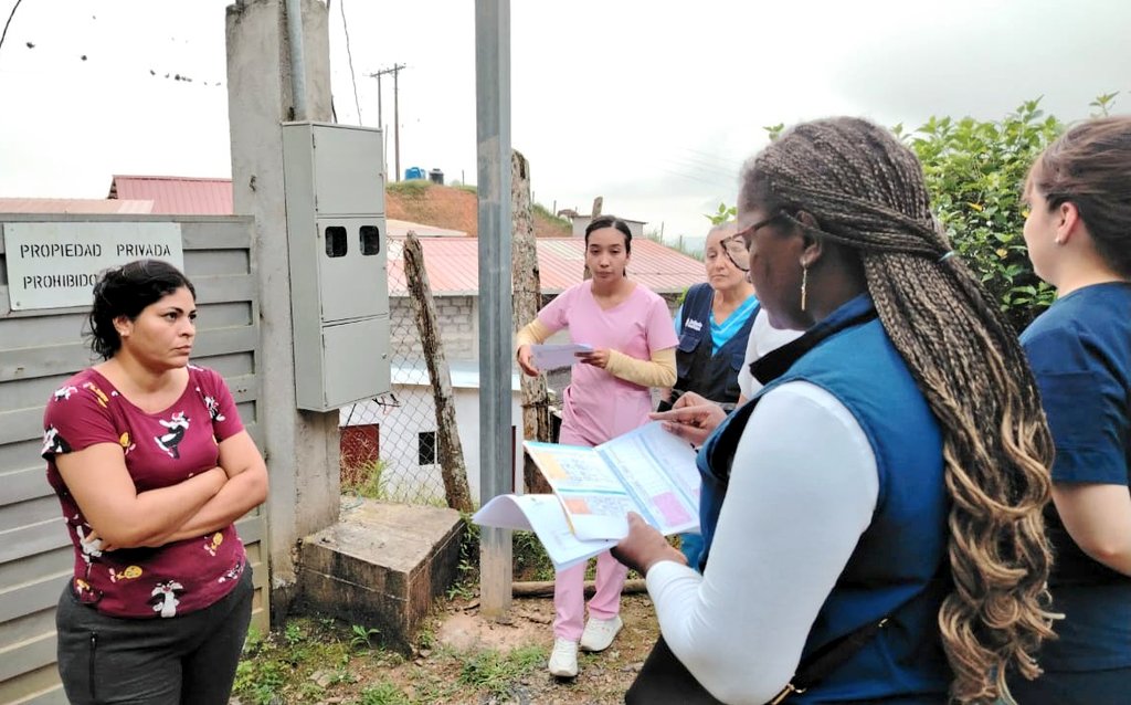 Salud_Loja's tweet photo. #MSPEnTerritorio | 💉🚶‍♀️ 17 brigadas de salud recorrieron más de 300 viviendas en varios cantones de la provincia de #Loja para verificar la vacunación infantil, atravesando laderas, caminos rurales y riachuelos 🏡⛰️.

#MSPEnTerritorio #ElNuevoEcuador https://t.co/gTbBHLOqZ0