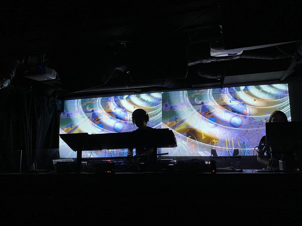 tentsuru's tweet photo. 昨日はウン年振りにDJして、ガチガチに緊張してたけど楽しかったー！
一晩で仕事1年分くらい褒められた https://t.co/U7OTrKR7L5