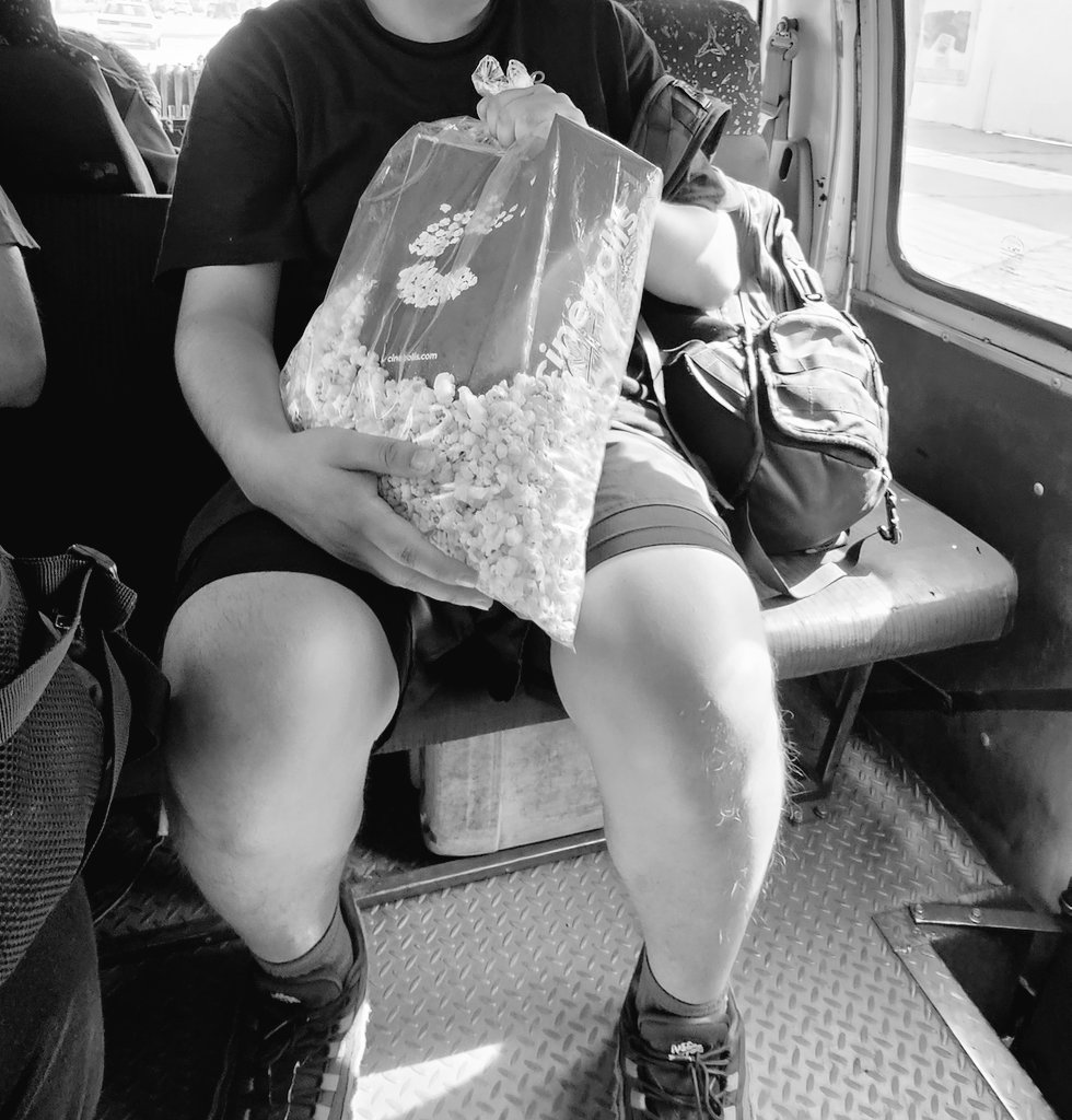 CPUdelaNASA's tweet photo. Un día cuando mi hermano sea más famoso, filtrare las fotos cuando viene a verme y así recuerde sus momentos más humildes... Para que nunca se le olvide que representa al pueblo. Jajajajaja 😂 https://t.co/JAWay5eTSa