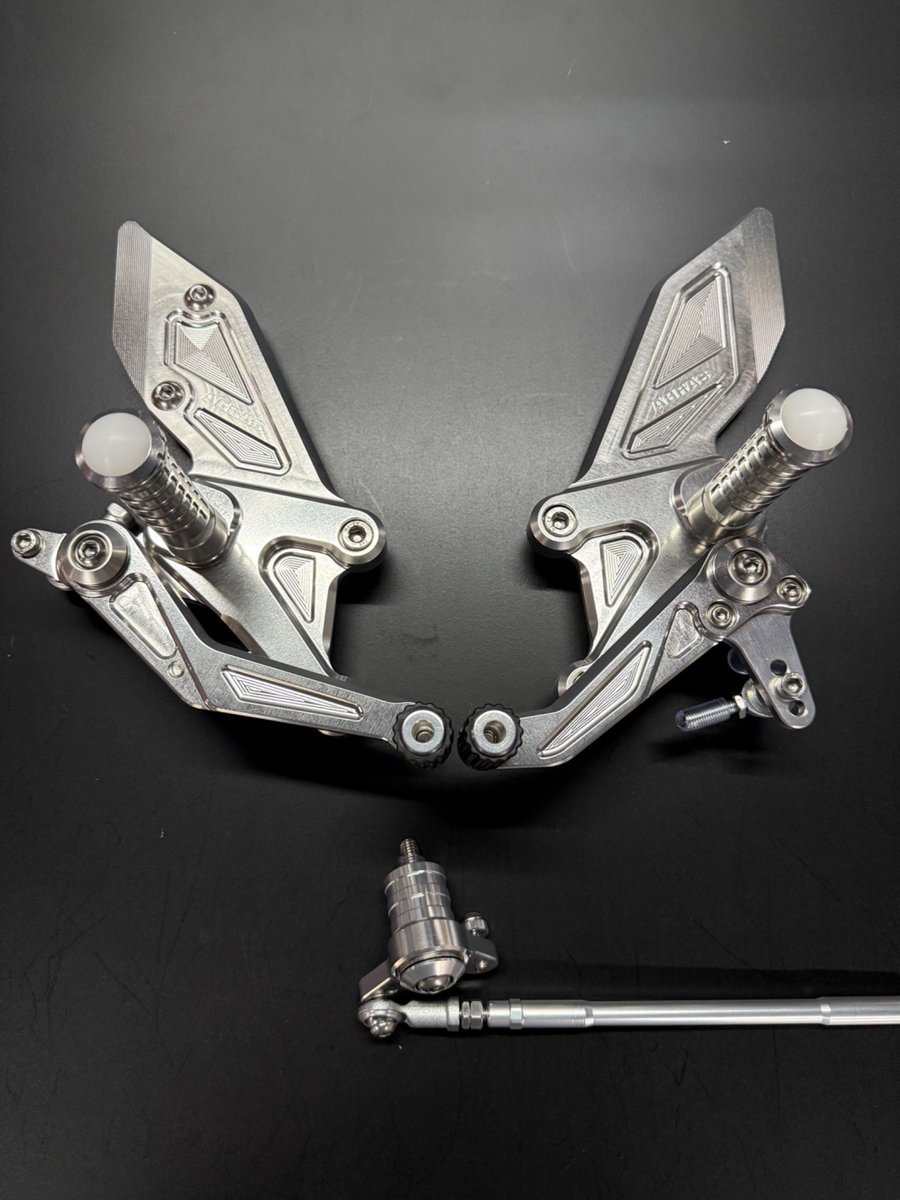 agras_agras's tweet photo. アグラス製YZF-R9用4ポジションバックステップ（312-286-000）

新型ヤマハYZF-R9用4ポジションバックステップが発売。
ポジションはUPポジションが40㎜/50㎜、BACKは15㎜/25㎜と最適なライディングポジションを実現します。
バイク本来の性能を堪能できスポーツ走行がより楽しめます。

#AGRAS
#アグラス
#YZFR9
#バックステップ
#ヤマハ
#RNA3J
#4ポジション
#YAMAHA
#カスタムバイク
#カスタムパーツ