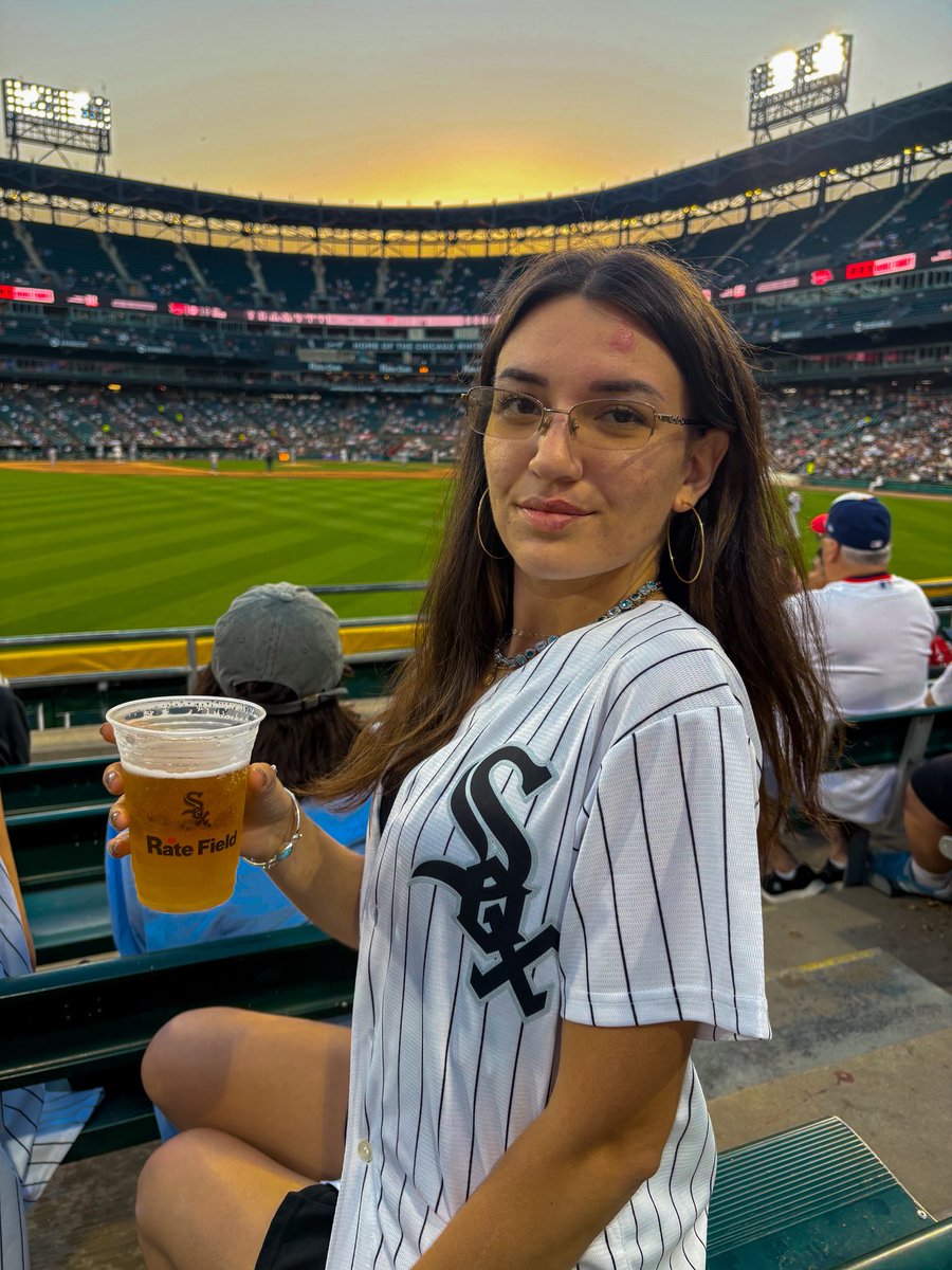 fionaapplescock's tweet photo. Pretty girls drink miller life at rate field and root for the white sox https://t.co/xNMSWCT0aP