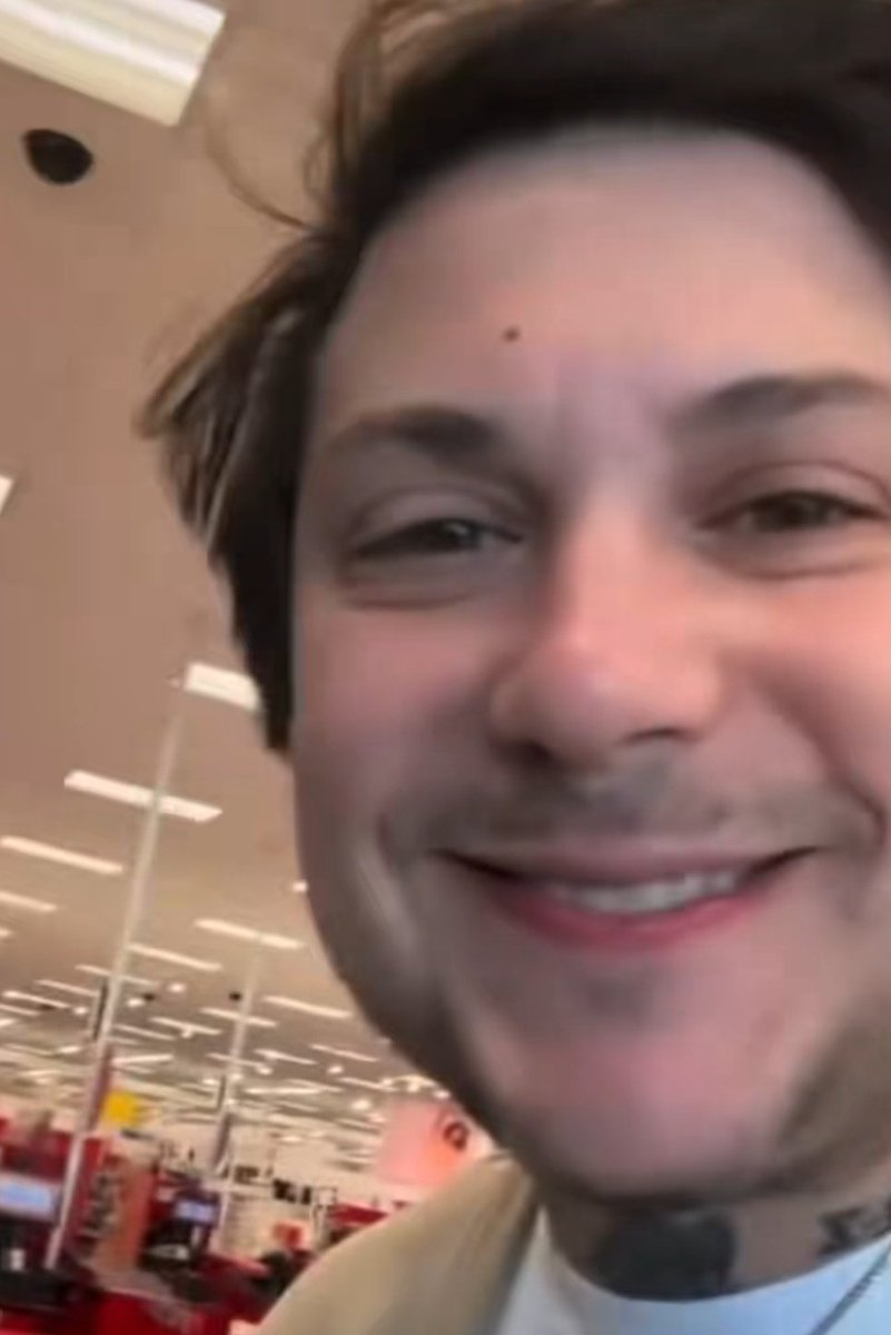 shannøn riley isn't real. 🦇 tweet media