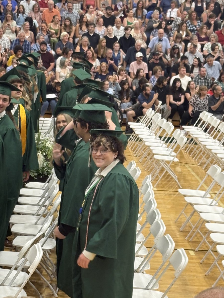 raym0ndbarks's tweet photo. GIRL I JUST GRADUADO https://t.co/41MxBPxDxj
