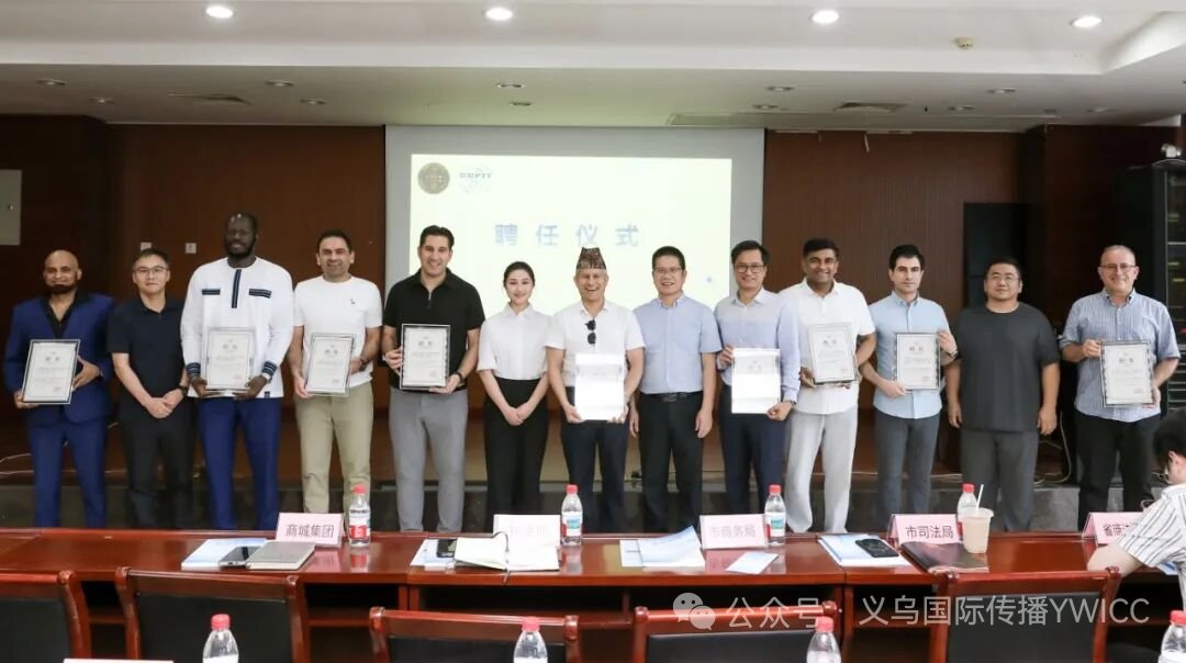 edison689's tweet photo. 5月22日，义乌市国际商事法律服务中心举行调解员聘任仪式暨调解实务培训活动。现场，44名本地律师与来��伊拉克、也门、尼泊尔、叙利亚、印度、马来西亚、摩洛哥、塞内加尔等国家的12位外籍人士接过聘书，正式成为商法中心新一批调解员。 https://t.co/OmavdwzxdU