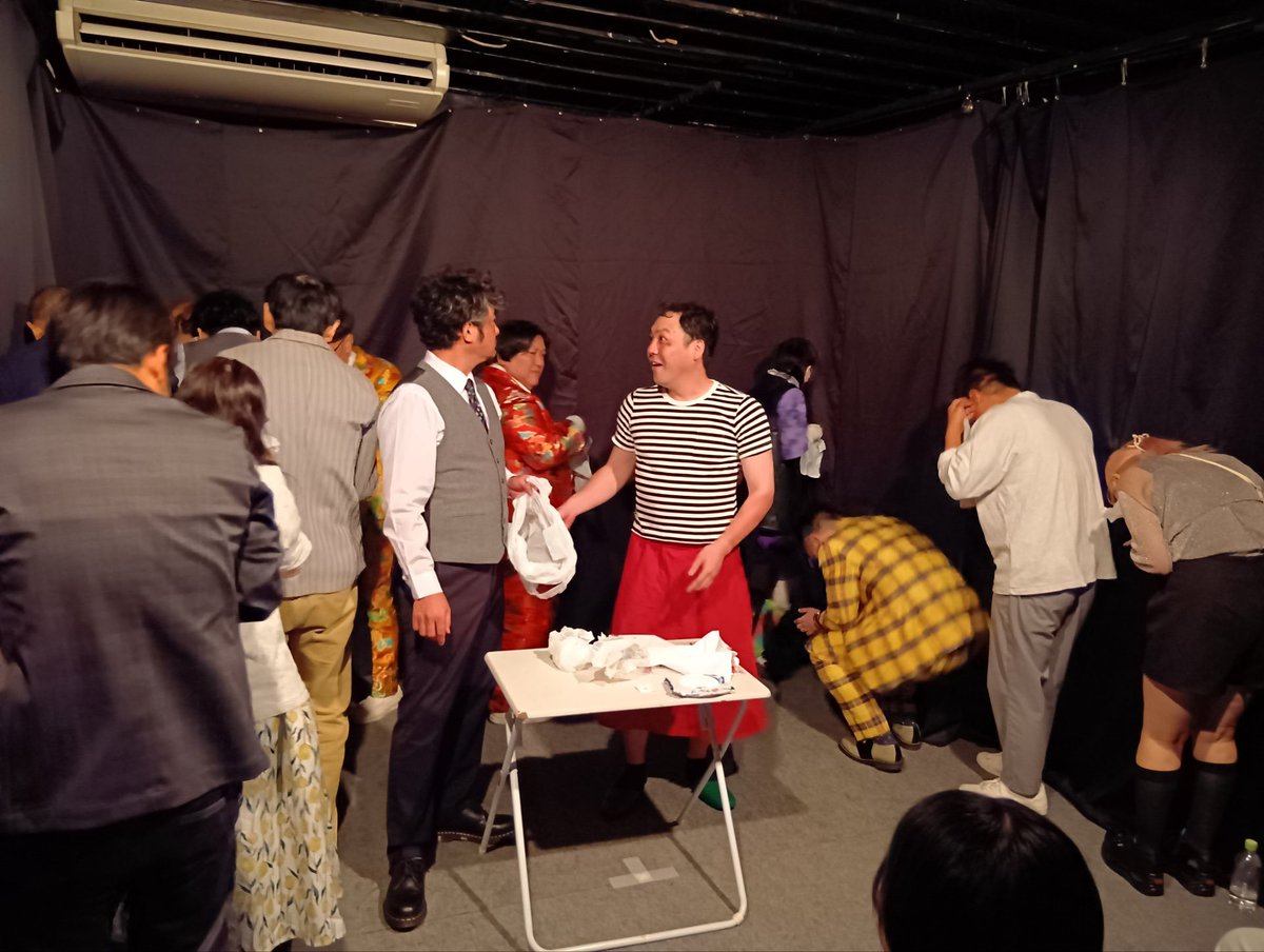 uay_u's tweet photo. 昨日はスミヤケンジ主催ライブ！
主役で主催者のスミケンが演者に最初から最後までオモチャみたいに可愛いがられてました。
24時過ぎて40歳を迎えたスミケンにケバブを自分のお金で買わせてしまった上に「40歳の誕生日おめでとう！」って言い忘れてしまった。
来年のスミケン誕生日ライブは密に祝う！ https://t.co/IR1F5rZF6z
