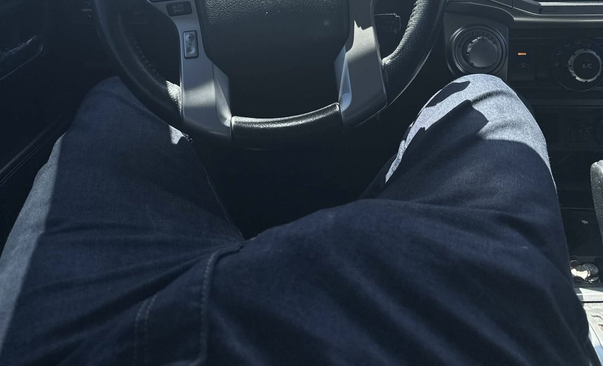 illuximate's tweet photo. bulge in jeans. https://t.co/qniPqUaP9w