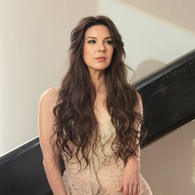 MeConteJa's tweet photo. 🚨 AGORA!

Em entrevista, uma tal de Carmen Sarahí, que se intitula atriz e cantora, revela que quase entrou para o elenco de “Rebelde”, mas foi barrada para não "ofuscar” o elenco do RBD:

"Eu já estava certa para fazer uma personagem, mas não me escolheram, mesmo eu já sendo cantora. Anos depois, descobri que foi justamente por isso (porque eu cantava), e não queriam que eu ofuscasse ninguém"