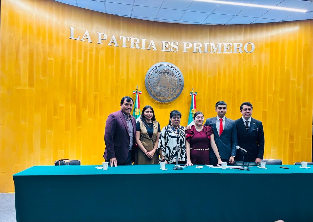 ZappFanny's tweet photo. Hoy en el Encuentro Juvenil de la @Mx_Diputados hablamos sobre la reforma que busca garantizar candidaturas juveniles en México, porque abrir espacios a las nuevas generaciones fortalece nuestra democracia. 
#reforma #juventudes #participación https://t.co/3GQEFWxdcG