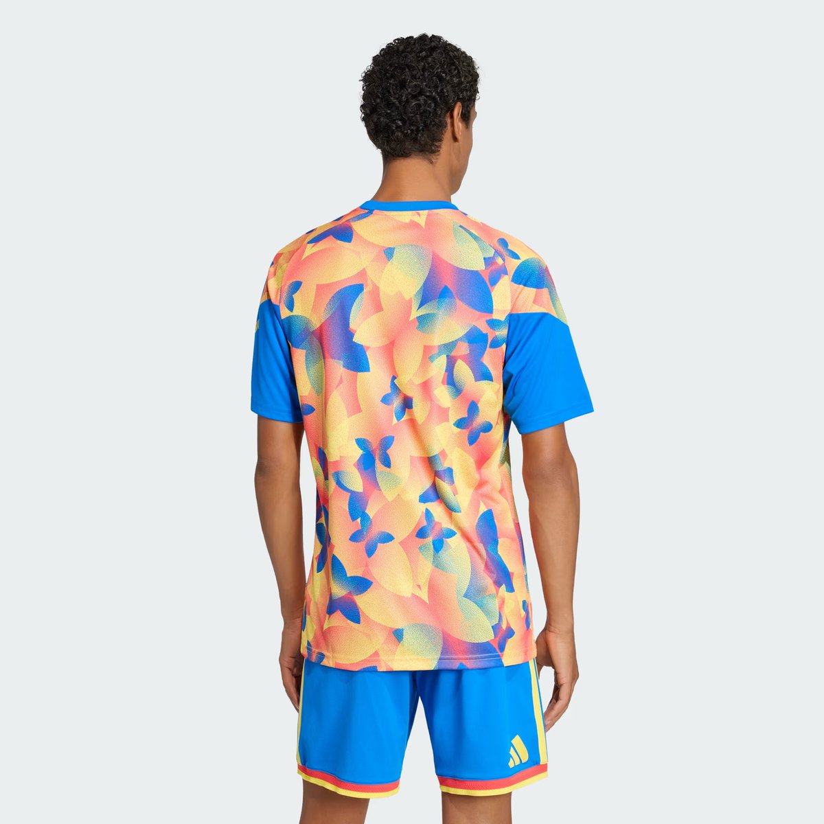 Ultimahora58271's tweet photo. 🇨🇴🦋 La nueva camiseta pre-match titular de Colombia x adidas para la Copa del Mundo 2026, inspirada en las mariposas del realismo mágico de Gabriel García Márquez. https://t.co/hHB6LI1kNq https://t.co/itOM5evU15