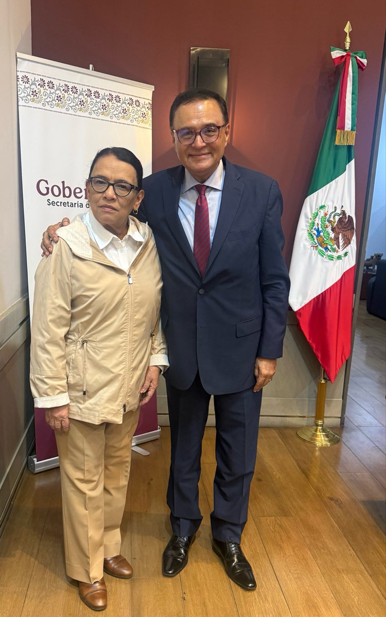 BenjaminRoblesM's tweet photo. Cada vez que tengo la oportunidad de participar en una reunión con la Secretaria de Gobernación de la Dra. Claudia Sheinbaum, nuestra Presidenta, ratifico que ella es la más importante funcionaria del actual gobierno de la 4T. 

Mi respeto y admiración para la Mtra. Rosa Icela Rodríguez.