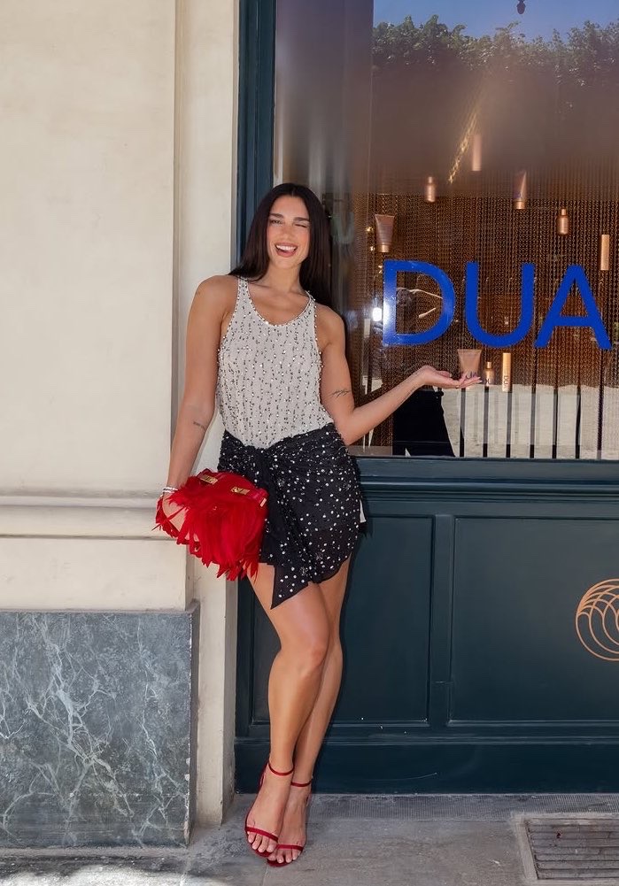 yumiaesthe's tweet photo. dua lipa having a store with her own name in paris... THIS ICON 😍❤️ https://t.co/flpZlnqBuN