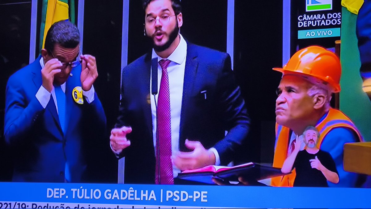 MayKerida's tweet photo. KERIDAS GOSTEI DA GATA COM O CAPACETE E A BIBLIA NA MAO VAI SER 1 TENDENCIA PARA O CARNAVAL E FESTA JUNINA #FimEscala6x1Já #Lula https://t.co/P6U17H03mF