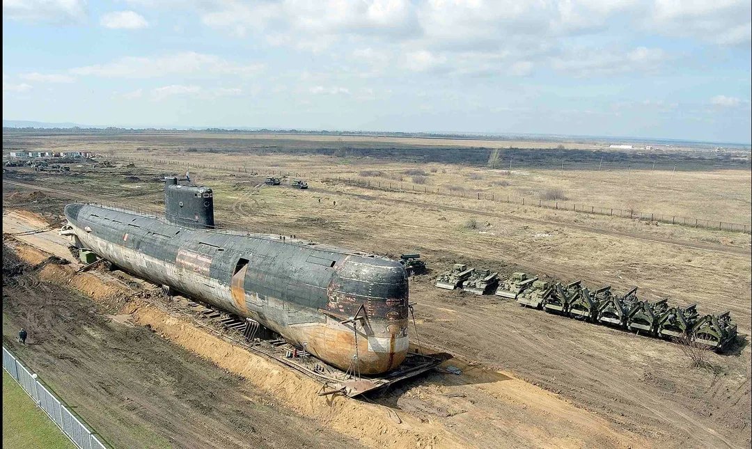 ToughSf's tweet photo. To turn it into a museum exhibit, the B-307 Tango-class was towed by tugboats for 2250 km then dragged 5 km over land by Armoured Recovery Vehicles, out of the Volga river to the AvtoVAZ Technical Museum. https://t.co/PcGlIadg1U