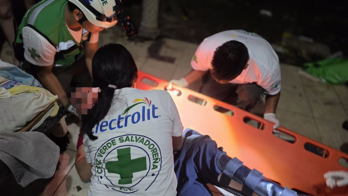 PrimiciaSV_'s tweet photo. 🚨 HOMBRE RESULTA LESIONADO TRAS CAER DEL TECHO DE UNA VIVIENDA EN CIUDAD VERSALLES

Un hombre resultó lesionado luego de caer desde el techo de una vivienda en la residencial Villa París, ubicada en Ciudad Versalles, San Juan Opico, La Libertad. https://t.co/5T9uHBizMT