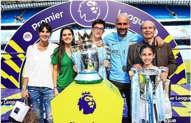 cityzens62's tweet photo. Gue suka banget sama tulisan ini, ngambil POV lain tentang Pep yang cabut dari City

Bukan karena hasil, bukan karena tekanan dari luar. Tapi karena alasan hubungan dengan keluarga

Tulisan paragraf akhirnya juga menohok banget. "Guardiola memenangkan semua yg bisa dimenangkan, tapi dia 'banyak kehilangan' di rumah."

Gila banget sih itu kalimat🥲

Kadang kita sebagai fans cuma mikirin kemenangan dan trofi, tanpa ngeliat apa yg udah dikorbankan para aktor di dalam dan luar lapangan

Cabut dari City, otomatis Pep akan memprioritaskan keluarga dan orang-orang terdekatnya. Dan mungkin Pep akan take a long break dari dunia sepak bola buat menikmati hidupnya

Sehat selalu, mentally and physically, Pep!
Bahagia selalu juga Pep dan keluarga!🩵