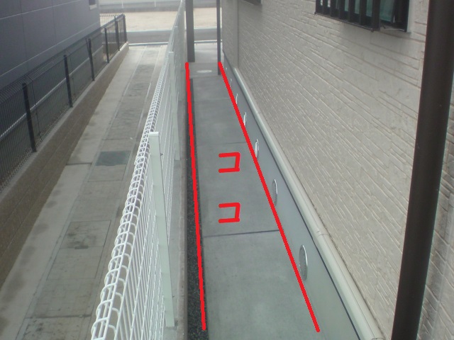 mhitc_2020's tweet photo. ／   
🗣️ クイズです！  
＼　
建物の外周部、特に基礎の外側に設けられる細長い通路上の部分を何とよぶ❓
下の４つの選択肢から１つ回答を選んでね😊

①ひさしもり（軒守）
②いぬばしり（犬走り）
③もりいし（盛り石）
④はなぐり（鼻栗）

正解は6月4日投稿で！
#三菱重工交通・建設エンジニアリング 
#MHITC #建設