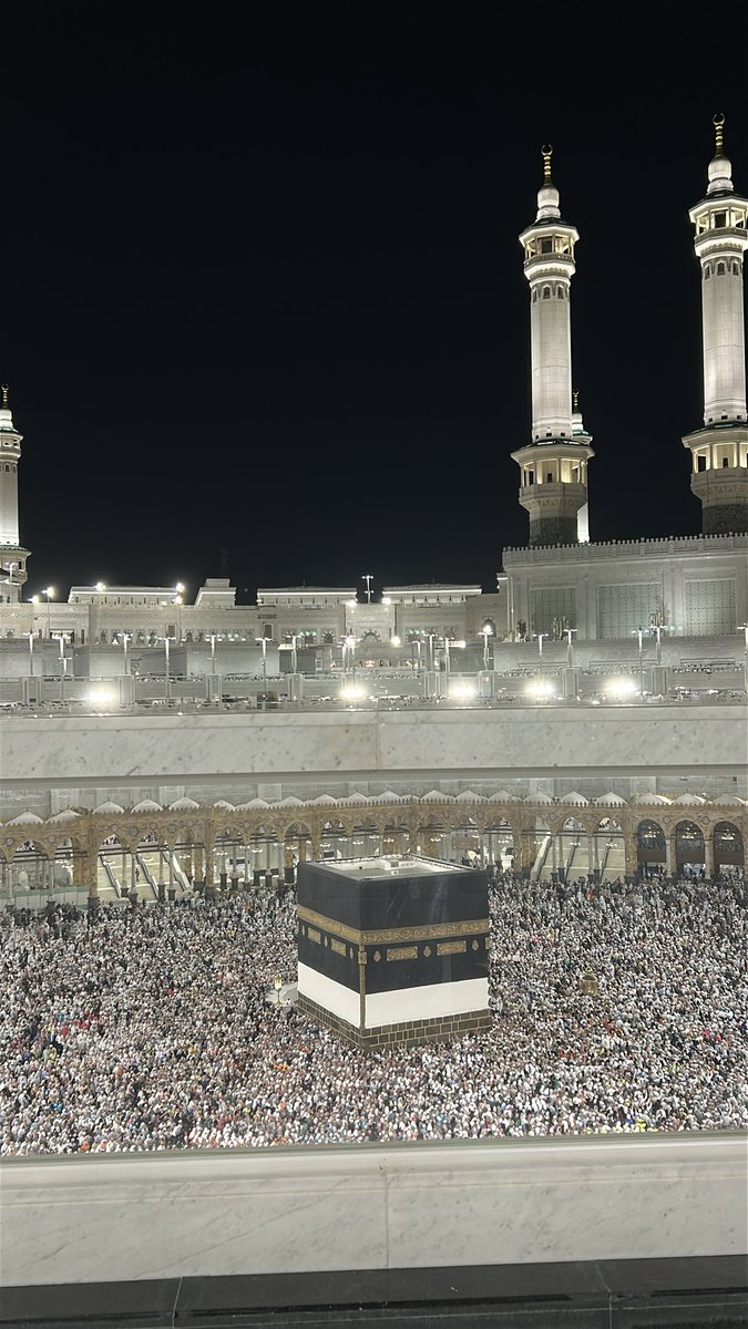 j3f_i's tweet photo. يا مرحبًا بالعيدِ إذ لاحَ الضياءْ
وأتى الحجيجُ ملبّينَ الدعاءْ

قد جئتُ بيتَ اللهِ أرجو رحمةً
وأفيضُ شوقًا بينَ زمزمَ والصفاءْ

لبّيتُ ربّي والخشوعُ بمهجتي
والدمعُ يسري في المآقي والرجاءْ

فالعيدُ أقبلَ والبشائرُ أشرقتْ
تقبّلَ الرحمنُ حجًّا خالصًا ونقاء

كل عام وأنتم بخير ❤️. https://t.co/EJ3nL9ja0M