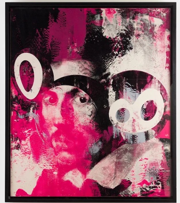 kankuroueshima's tweet photo. UESHIMA MUSEUM COLLECTIONより。

村上隆 x VIRGIL ABLOH / TAKASHI MURAKAMI x VIRGIL ABLOH
《Bernini DOB: Carmine Pink and Black》（2018）

村上隆とヴァージル・アブローによるコラボレーションワーク。17世紀イタリアの彫刻家Gian Lorenzo Berniniの肖像画と、村上のキャラクターであるDOB君という、両極端とも言えるポートレートがミックスされています。
2018年を通じてGagosian Galleryのロンドン、パリ、ロサンゼルスと立て続けに開催された二人の展覧会では本作に連なる『Bernini DOB』のさまざまなヴァリエーションが展観された。
スーパーフラット、ストリート、ファッション、美術史が一枚の画面で交差する、現代美術らしい速度と引用の強度を感じさせる一点です。

https://t.co/0ERhcuojaH