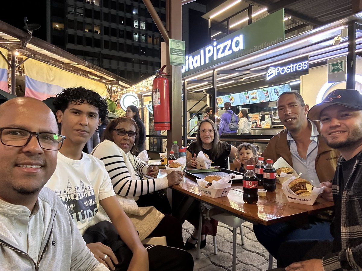 MandoLaura's tweet photo. Mi familia 💛 https://t.co/MvnziquzN8