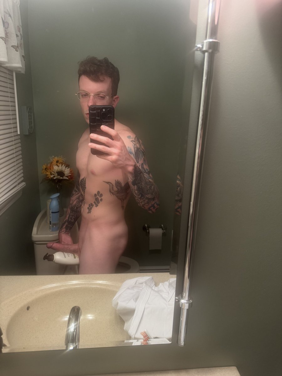 BeeWCee420's tweet photo. Soooo we’re back :) // -82 pounds, +a whole bunch of tattoos, minus 1 longterm girl (C) + a few new girls. Losses and gains I guess 🤷‍♂️😌 any ladies in the NJ, NYC, PA area down to link and maybe film some fun stuff? 👀 https://t.co/T1tkEaQ3xK