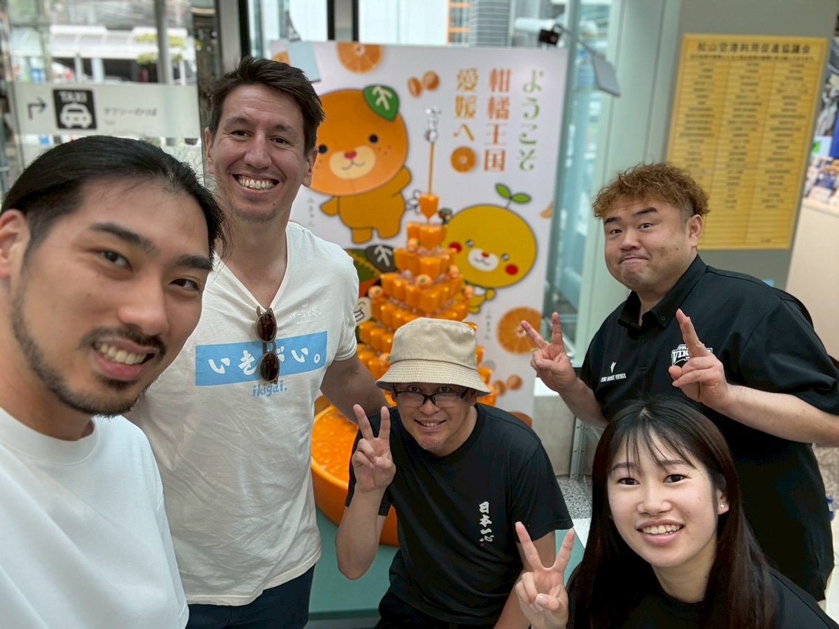 orangevikings's tweet photo. ＼ #ギレルモ・サンチェス・ダサ  ACお見送り／

ジジ ACの帰国時のお見送りの様子をお届け📸

シーズンを通してチームを支えてくれて
ありがとうございました！✨

THANK YOU GIGI‼️

#愛媛オレンジバイキングス
#GuillermoSanchezDaza https://t.co/WsObCzr9FP