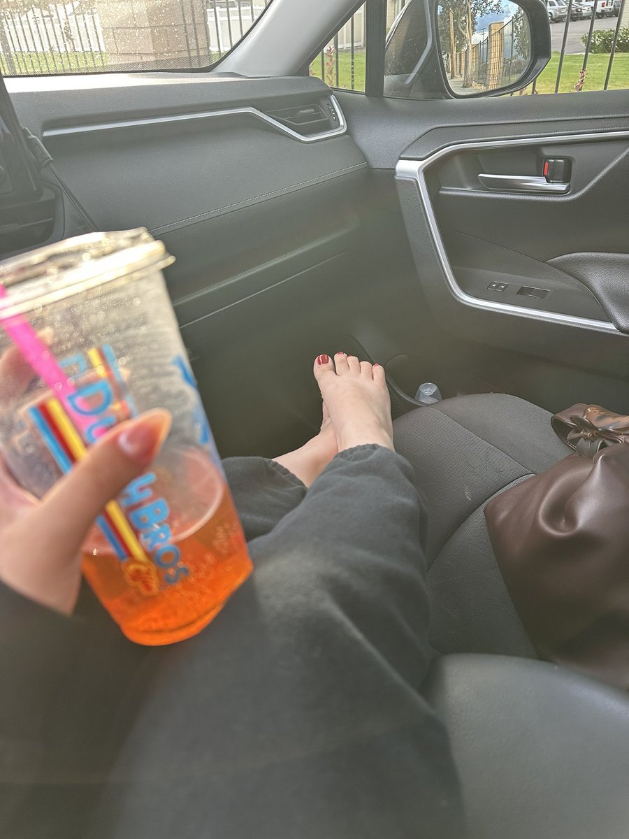 xocherrybb's tweet photo. @FeetFinder Relaxing with my Dutch bros barefoot 🤭💖 https://t.co/kk9S9O9xeq