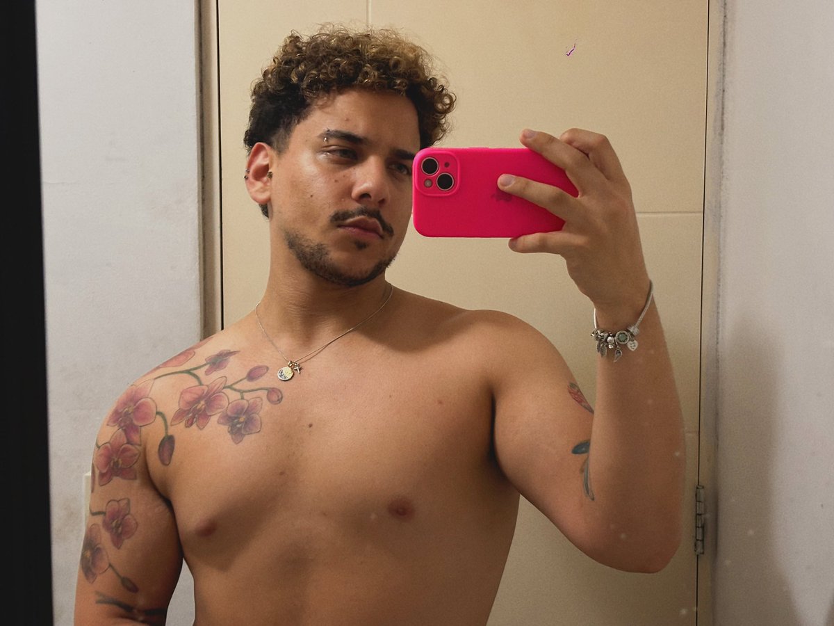 dollarbilleyes's tweet photo. un año, dos rupturas amorosas y dos temporadas de gym después: https://t.co/ttfDZl7HyD