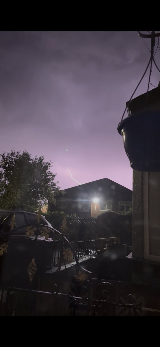 tricksterforce's tweet photo. @MetChasers Some of the lightning flashes I caught on video from the Liverpool area #lightning #uklightning #uk #liverpool https://t.co/ekz0pYGCDN