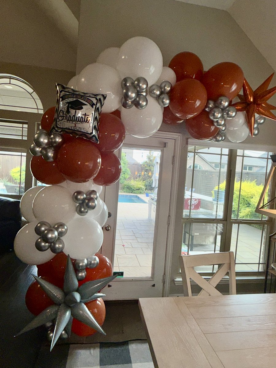 AmyBalloon's tweet photo. 🤘🏽This University of Texas themed🤘🏽 GRAD Party🎓 was such a stunning design that had to pivot because of the weather last week⛈️, BUT that didn’t stop the celebrations 🌟🌟🌟

Congratulations and best of luck in Austin Allie🧡

#HookEm🤘🏽 https://t.co/QSzSiJB2pu