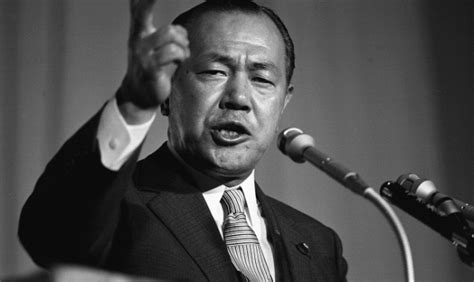 ykaneko_x's tweet photo. 🚨🇯🇵田中角栄はCIAに消された

戦後日本でアメリカに本気で逆らった最後の首相──田中角栄。彼が「金権政治家」として消された本当の理由は、ロッキード事件という名のCIA政治工作だった。

▪️ 田中はキッシンジャーを2度激怒させた。1972年に米中正常化(1979)より7年早く日中国交正常化。NYTが報じた発言「Japanese are traitorous bastards（日本人は裏切り者の野郎ども）」

▪️ 1973年オイルショックで「アラブ側につくな」のキッシンジャーの警告を無視。閣議決定でイスラエル占領地からの撤退要求まで出し、独自の中東外交を展開

▪️ ロッキード事件で賄賂30億円のうち21億円(7割)を受け取ったのが児玉誉士夫。1948年12月24日に岸信介・笹川良一と同日釈放された巣鴨3人衆=CIAエージェント

▪️ CIA関連資料は日本の検察に渡されず「選択的開示」。キッシンジャー本人は後年「(事件を仕掛けたのか)Of course」と回答(複数証言一致)

▪️ CIAの二重工作：50年代に自民党を金権体質に育て→その体質を罠として田中を消すために使った

田中以降、自主外交を試みた首相はいない。

詳細は下記の記事をご覧ください。
 https://t.co/k66TlkHZc6
