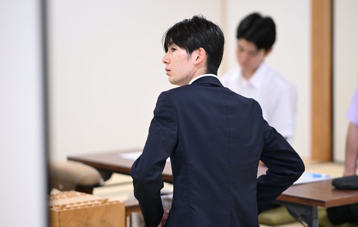 昇段したばかりの両対局者…相掛かりで柵木五段は▲４五銀の揺さぶり、上野六段は△７三銀に構え研究ぶつかる序盤戦＜５組決勝・上野裕寿六段－柵木幹太五段＞