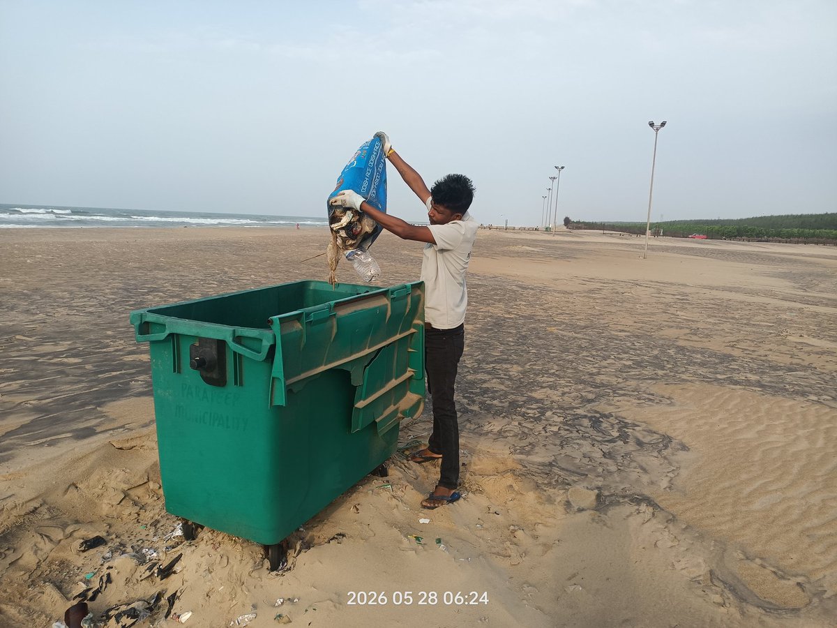BapiGochhayat2's tweet photo. Till today - 398
This is my every day cleanup &amp; awareness drive at Paradeep Beach (Odisha) &amp; today I collected 15 kg of plastic waste &amp; kept the environment clean.
#SwachhOdisha
#SaveEnvironment 🙏

@ForestDeptt
@pccfodisha
@DrHariBabuK
@pargaien
@Prem_CWLWOdisha
@ushapadhee1996 https://t.co/6eEr6WC1BA