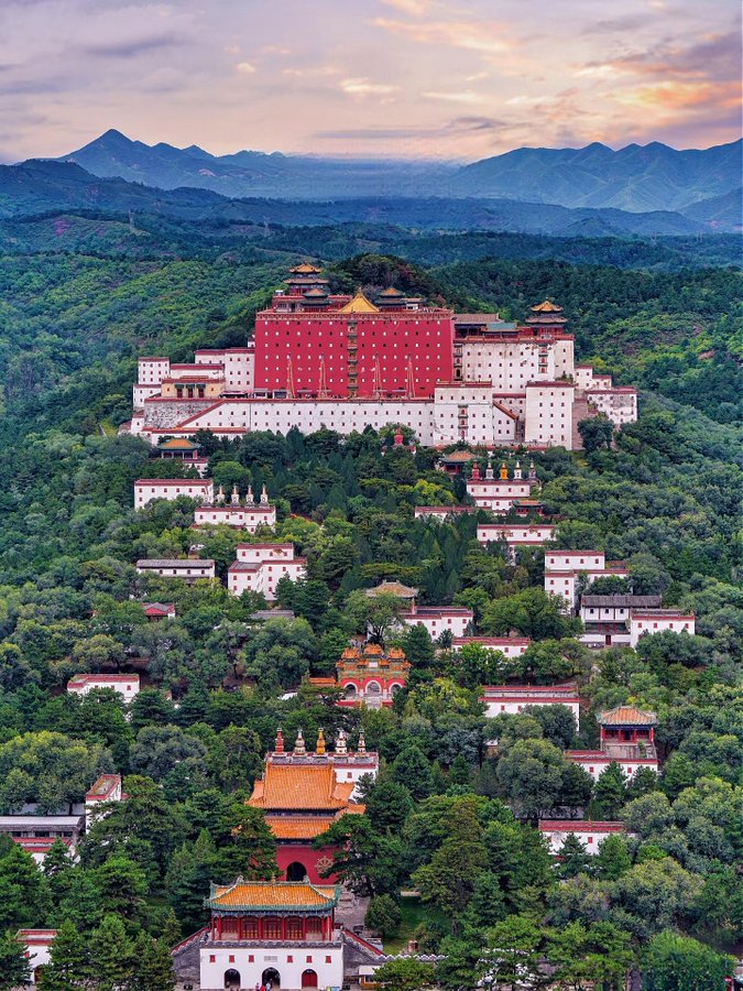 HazelCurry2000's tweet photo. The Putuo Zongcheng Temple is located in #Chengde, Hebei Province. The temple was built from the year of 1767 to 1771 during the Qing Dynasty (1644 - 1911). The Putuo Zongcheng Temple was modeled after the Potala Palace in Xizang Autonomous Region of China. https://t.co/9zyLACwRV4