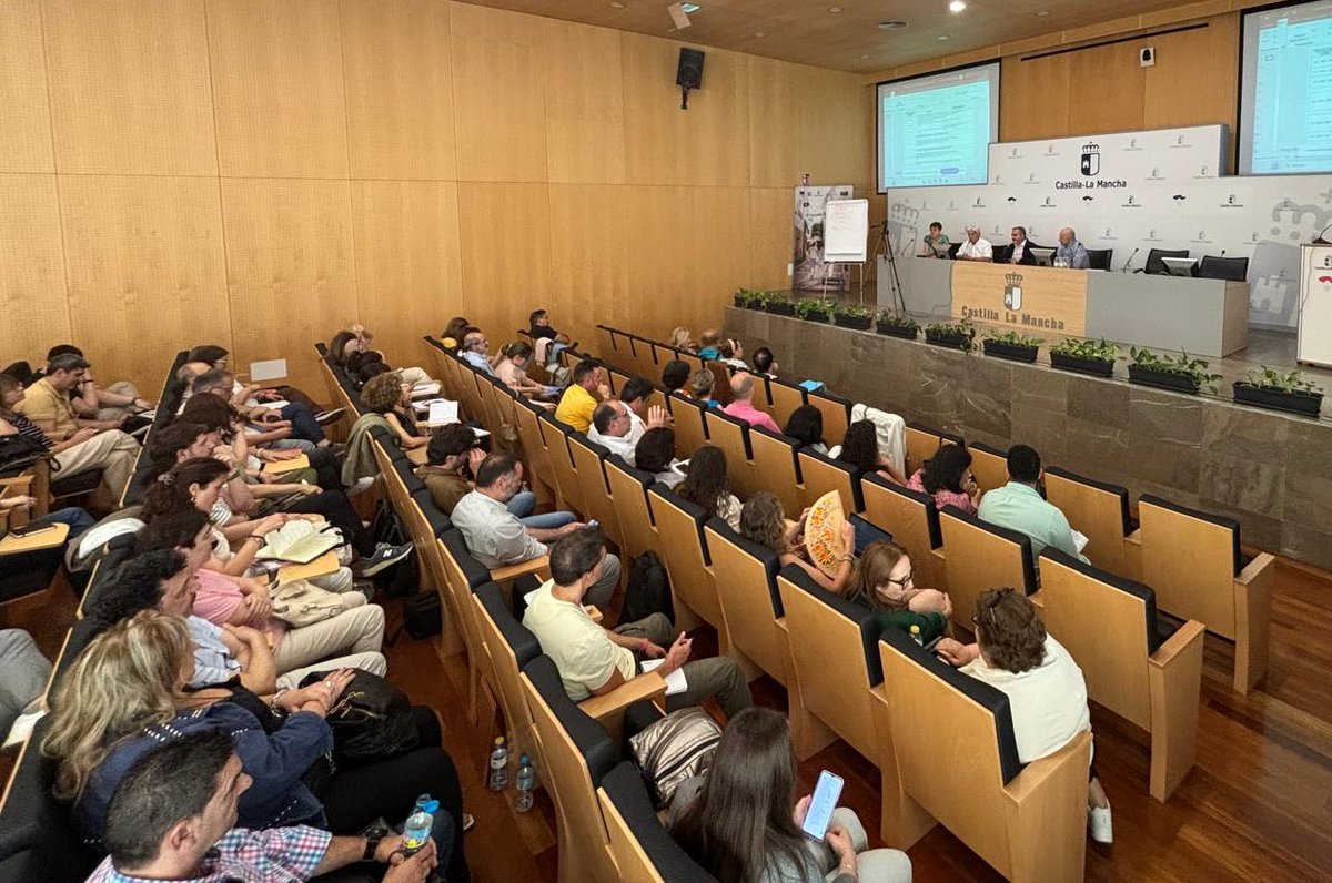 RECAMDER's tweet photo. 🎓Representantes de los equipos técnicos de los Grupos de Desarrollo Rural de CLM y de #RECAMDER asistimos ayer en Toledo a la Jornada de Formación ‘Contratación Pública en #Leader’. (+) https://t.co/6u1L0Yg0sE