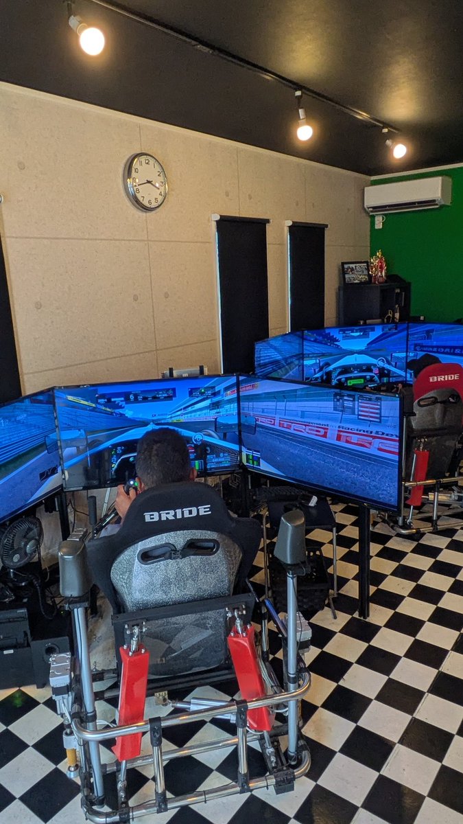 rss_REAL_DRIVE's tweet photo. レーシングシミュレーターで兄弟対決中🏎️
抜きつ抜かれつのバトルで楽しんで頂いております😊 https://t.co/Oyy46gFV7l