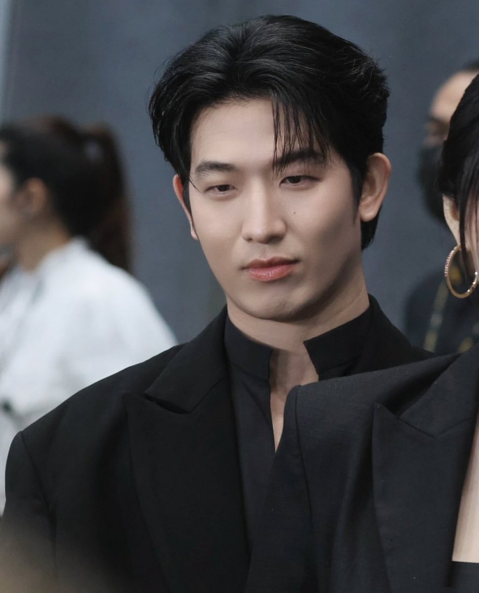 KSatanDevil's tweet photo. “ อันนี้ต้องใส่คู่กับอันนี้ ”

“ .... ”

“ ส่วนอันนี้คู่กับอันนี้.. ไม่ใช่สิ ต้องคู่กับอันนี้ ”

“ คุณหนูทำอะไรอยู่ครับ? ”

“ อ่ย ”

“ ..... อ๋อ น้องแก้ม ทำอะไรอยู่ครับ? ”

“ กำลังเรียงคู่ช้อนส้อมที่ใช้บนโต๊ะอาหารอยู่ ”

“ เรียงทำไมเหรอครับ? ไม่ใช่ว่าปกติก็หยิบใช้ทุกชิ้นหรอกหรอ? ”

“ พี่ธามไม่รู้อะไร อันนี้��ป็นพื้นฐานของคนที่เรียนการโรงแรมเลยนะ ”

“ ผมเรียนมาน้อย ก็เลยไม่รู้เรื่องแบบนี้ ”

“ อ่ย พี่ธามอย่าพูดแบบนี้ คนเราเรียนรู้ได้ตลอดเวลา ถ้าพี่อยากรู้อะไรก็ถามหนู ถ้าหนูตอบได้หนูจะตอบทุกอย่างเลย ”

“ งั้น.. ผมมีคำถามครับ ”

“ อะไรเอ่ย ”

“ ถ้าผมอยากจะขอคุณหนูเป็นแฟน ผมต้องยังไงหรอครับ ”

“ ..... ”

“ ว่ายังไงครับ? ”

—

“ พ่อว่าผมควรเดินเข้าไปห้าม.. หรือควรขะ— ”

“ ฆ่ามัน ”