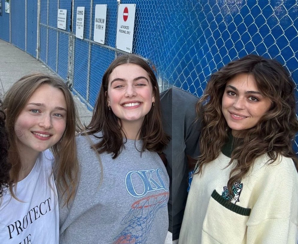 stealmywellsy's tweet photo. GRACE HANNAH AND ALLIE MY LEADING GIRLS😭😭😭😭😭😭😭😭😭😭😭😭 https://t.co/vGaIAKXZ3P