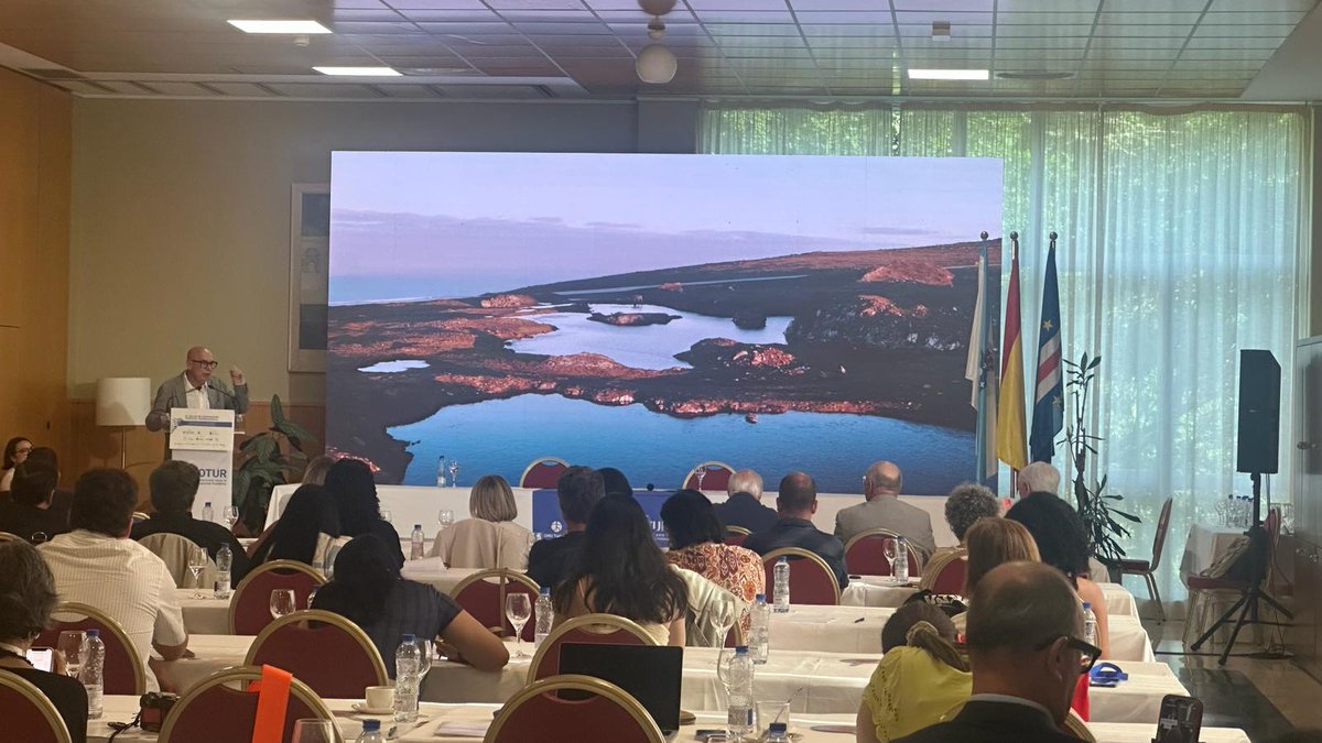 DACTurismo's tweet photo. 🌍🌿 O @xeocabortegal, un referente de turismo sostible e cooperación territorial.

O vicepresidente, @XRegueira, participou en Lobios no II Taller de Cooperación Turística Internacional de @Asicotur, onde reivindicou o modelo de éxito que fixo posible a certificación da UNESCO. https://t.co/srp29D4Fvz