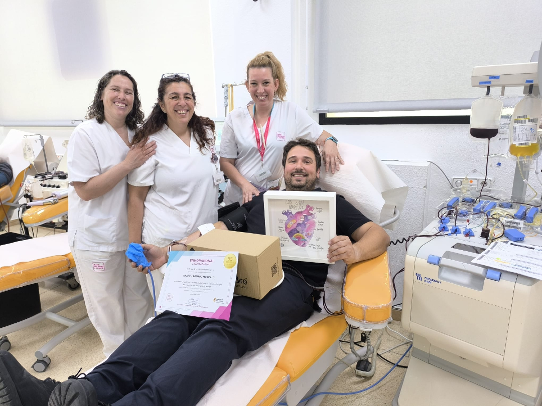 donasangbalears's tweet photo. N’Andreu ja suma 80 donacions entre sang i afèresi. Ahir li vam poder entregar el detall que tenia pendent del darrer homenatge a donants.
La nostra companya Bárbara ho diu ben clar: “Ja és un més de la casa.” 😊
Gràcies per tanta solidaritat! 🩸❤️
#Donasang #BSTIB https://t.co/cA6tB3p4WH