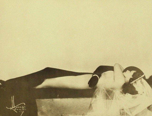 blusewillis2's tweet photo. L'artista di burlesque Zorita mostra il suo costume "½ 'n ½" fotografato da Murray Korman intorno al 1940. Se non conoscete Zorita e la sua vita straordinaria, vi consiglio di rimediare. https://t.co/pEEfz0ygFi