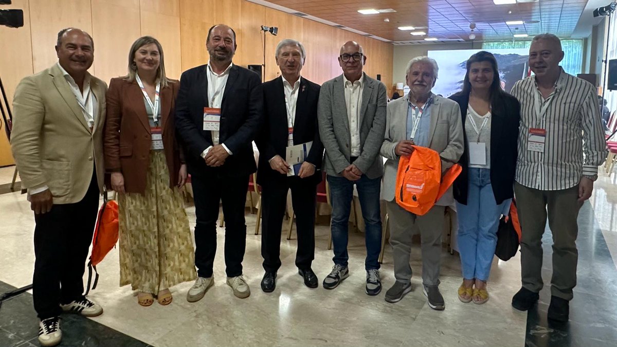 DACTurismo's tweet photo. 🌍🌿 O @xeocabortegal, un referente de turismo sostible e cooperación territorial.

O vicepresidente, @XRegueira, participou en Lobios no II Taller de Cooperación Turística Internacional de @Asicotur, onde reivindicou o modelo de éxito que fixo posible a certificación da UNESCO. https://t.co/srp29D4Fvz