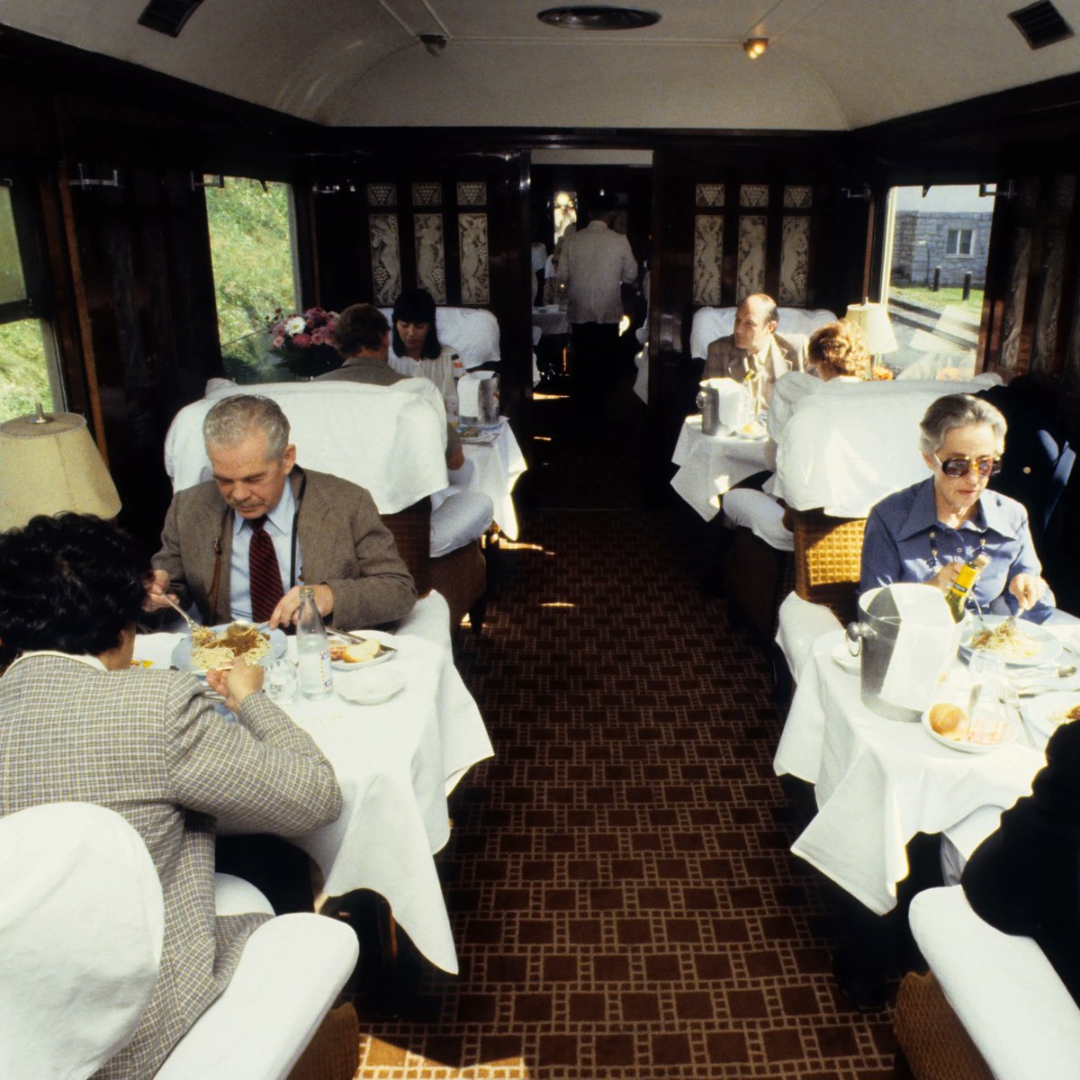 mariobianchi18's tweet photo. Il #28maggio 1982 dopo lunga inattività torna in servizio l'#OrientExpress. Per l'occasione è inaugurato il Venice-Simplon O.E., servizio ferroviario privato con carrozze ristrutturate degli anni '20 e '30 da Londra e Parigi per Venezia: i biglietti vanno da 1200 sterline in su. https://t.co/wYx6b1PO7Z
