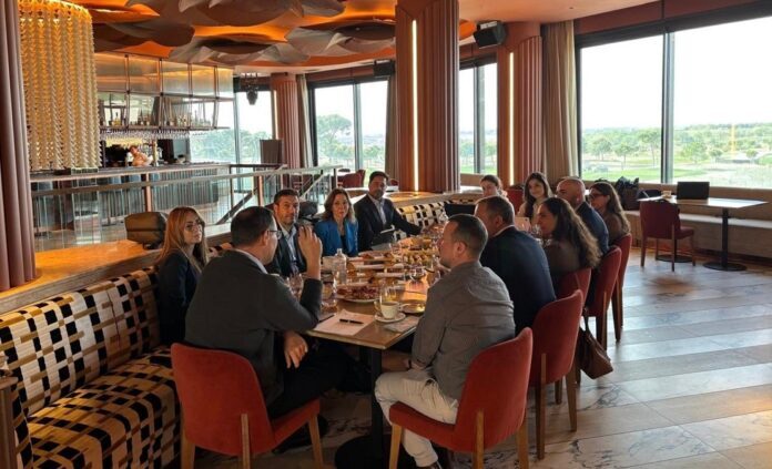 CCenterHub's tweet photo. 🚗 El customer experience en automoción no gira en torno al producto.

Durante uno de nuestros últimos Learning Experience marcas como KIA, Hyundai, BYD, Mazda, Omoda/Jaecoo o Great Wall Motors analizaron cómo está cambiando la relación con el cliente en un entorno cada vez más exigente.

🧠 La inteligencia artificial como motor de transformación
📊 El dato como base de la personalización
🔗 La omnicanalidad como estándar esperado
❤️ La humanización como factor diferencial

🤖 "La IA debe absorber los procesos repetitivos que no aportan valor".
📊 "Gestionar el dato en el momento adecuado es crucial".

📖 Descubre todas las conclusiones en la web: ⬇️⬇️

https://t.co/7GZmn7W8Ya