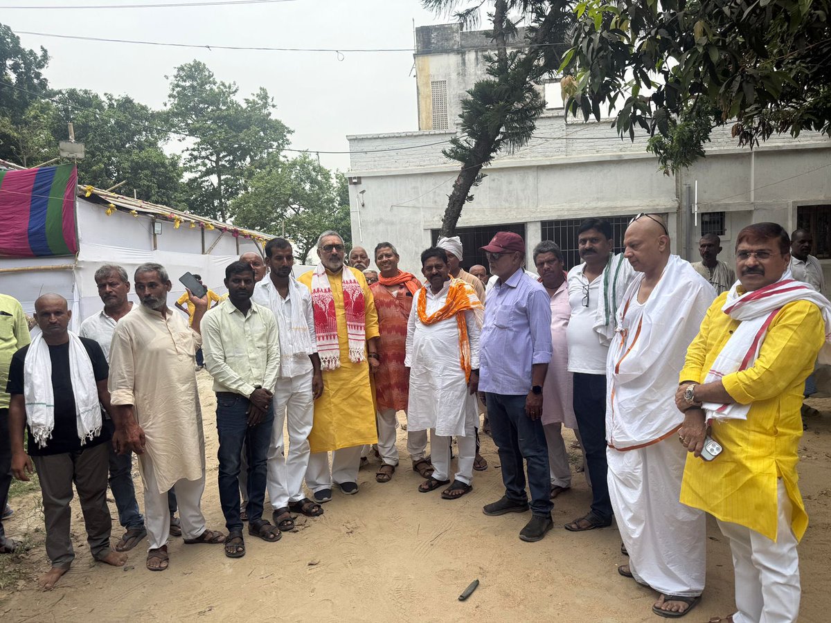 girirajsinghbjp's tweet photo. विगत दिनों आदरणीय जयंत विष्णु प्रभाकर जी के पिता, डॉ. सूर्य नारायण सिंह जी के निधन का अत्यंत दुखद समाचार मिला। आज उनके पैतृक गाँव घोसवरी स्थित आवास पर पहुँचकर उनके परिवार से भेंट की।
​प्रभु से करबद्ध प्रार्थना है कि दिवंगत पुण्यात्मा को अपने श्रीचरणों में उत्तम स्थान प्रदान करें और शोकाकुल परिजनों को इस आपार दुःख को सहन करने का संबल दें। 
ॐ शांति!