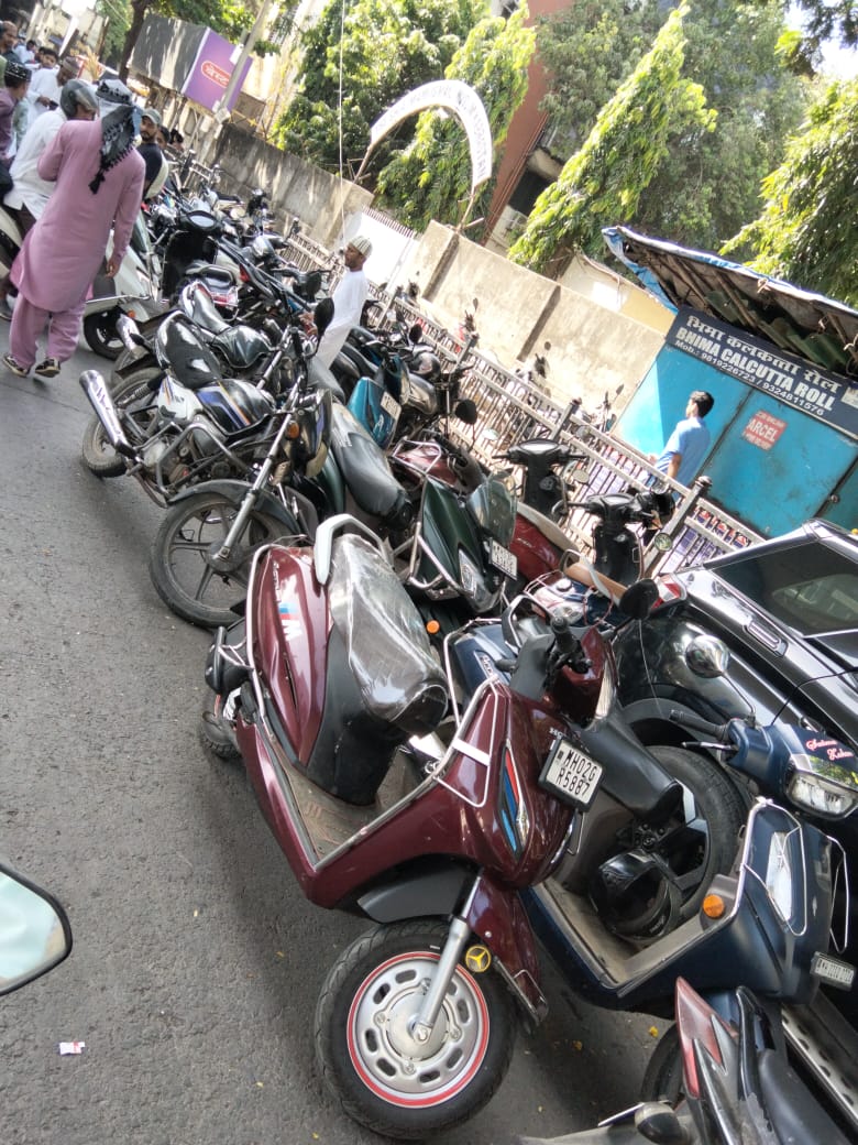 vgadnani's tweet photo. Sir, 
Outside the four Bungalow Gurudwara Sahib, almost half a Km full of two Wheelers. All of them have odd Parking. Inform DN Nagar Police Station for immediate action Please. https://t.co/07Pi9S0So7