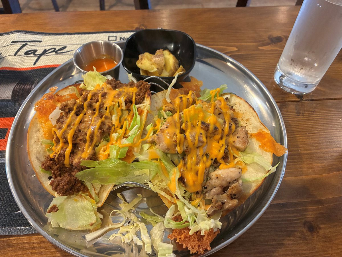 LC19693178's tweet photo. 函館市美原1丁目にあるCASTILLO39に行って参りました🥙

メキシカン料理のお店で、今回はタコスを注文💖
手袋をつけて豪快にかぶりつくスタイルで、具沢山入っていてボリューム満点でした🤣

お店雰囲気もよく、また行きたくなるお店でした https://t.co/48lI94wdHP