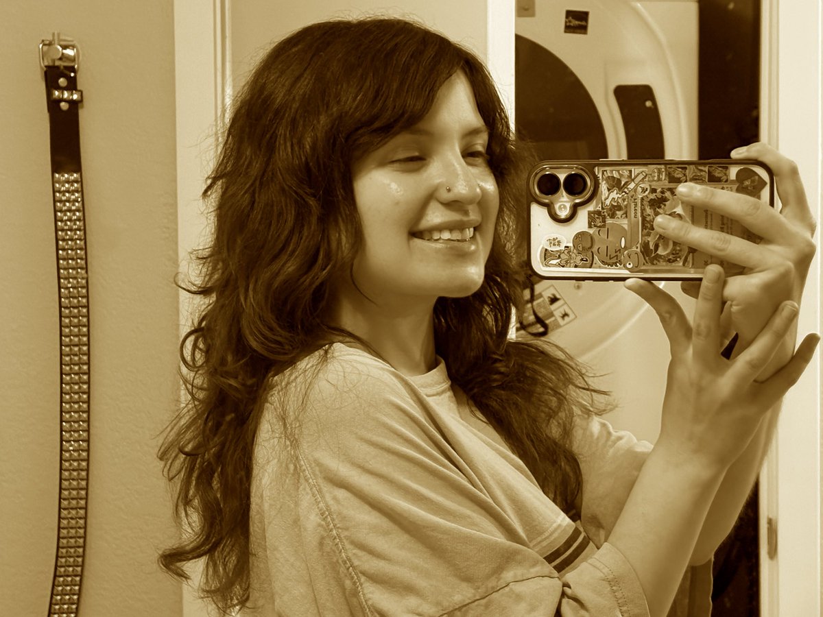 ↴ tweet media