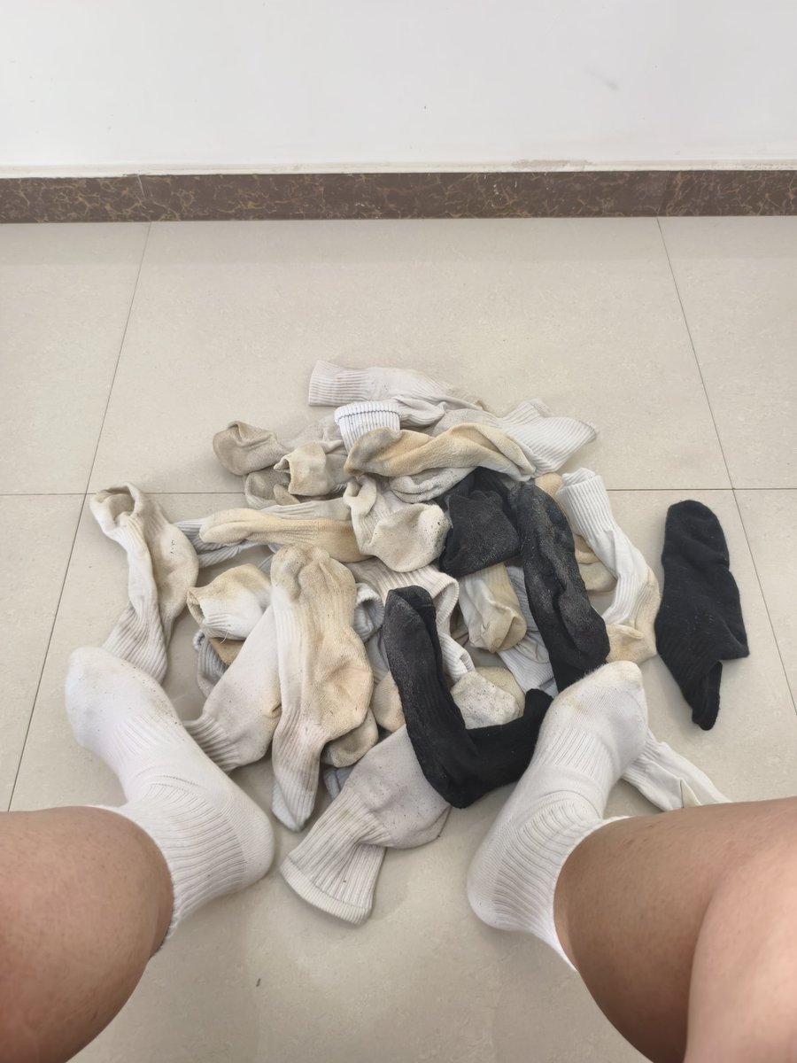 d179101's tweet photo. 爸爸最近好久都没有洗袜子，有没有傻逼想要爸爸原味臭袜子的。味道都嘎嘎上头！直接让你无脑🧠！想买原味的找爹，在评论区抽两条狗各送一双邮费自理！
#原味 #白袜 #黑袜 #无脑 https://t.co/aB03bi5yzT